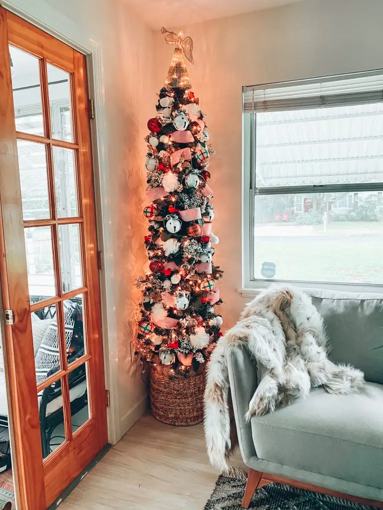 Christmas Garland, Tree and Other Holiday Décor in our Bungalow