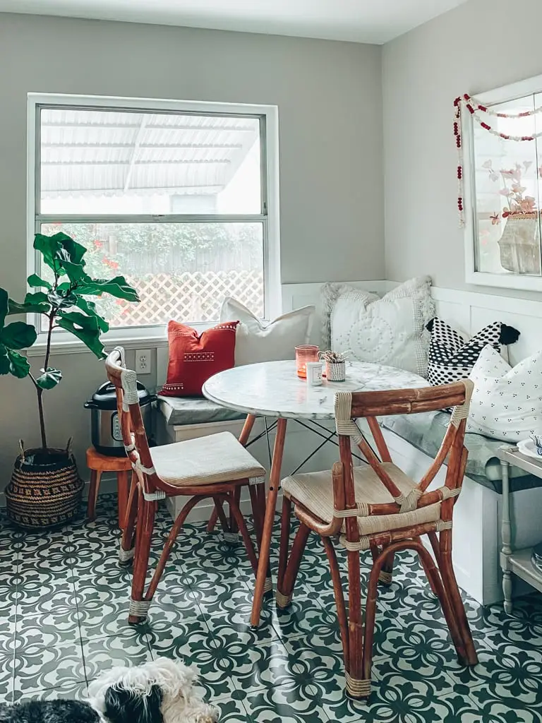 Christmas Garland, Tree and Other Holiday Décor in our Bungalow