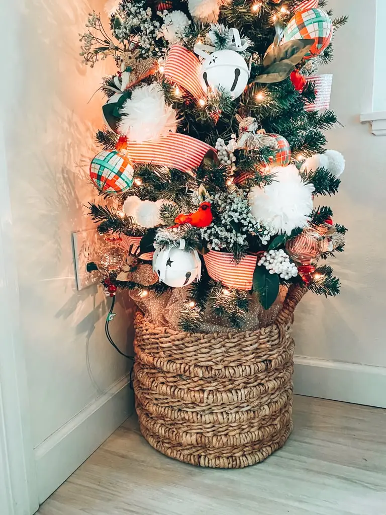 Christmas Garland, Tree and Other Holiday Décor in our Bungalow