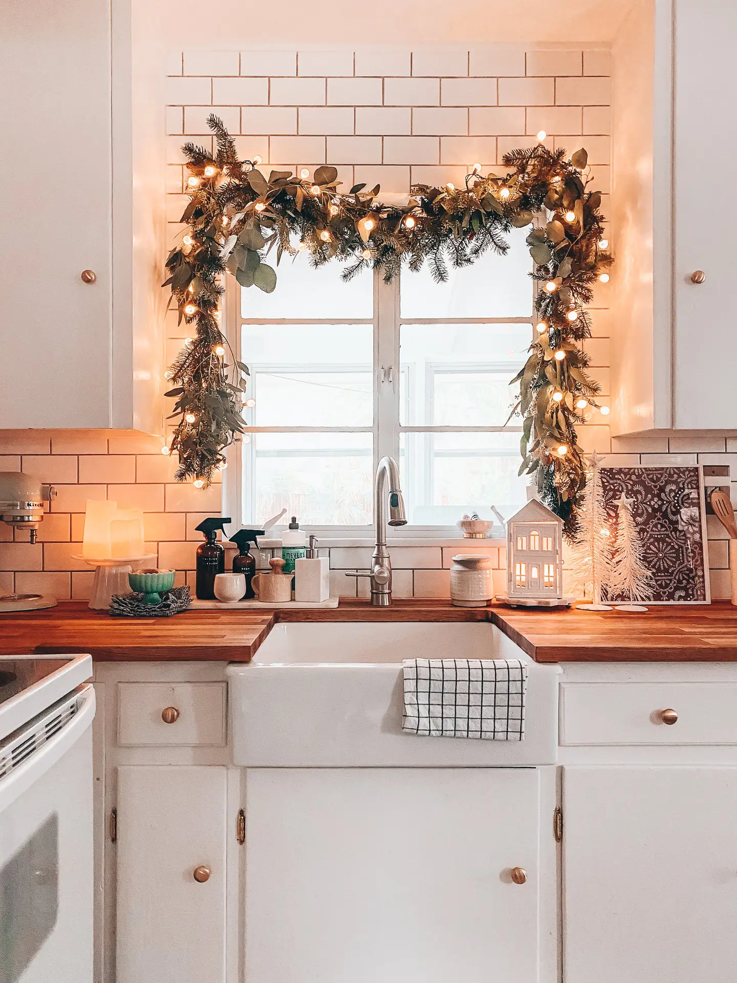 CHRISTMAS GARLAND, TREE AND OTHER HOLIDAY DÉCOR IN OUR KITCHEN - Blushing  Bungalow | So Cute You'll Blush ☺️, image size:1440x1920